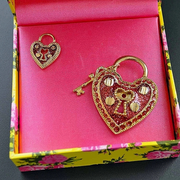 New Vintage! BETSEY JOHNSON Key To My Heart Collection Pin Brooch Set. - Picture 4 of 11